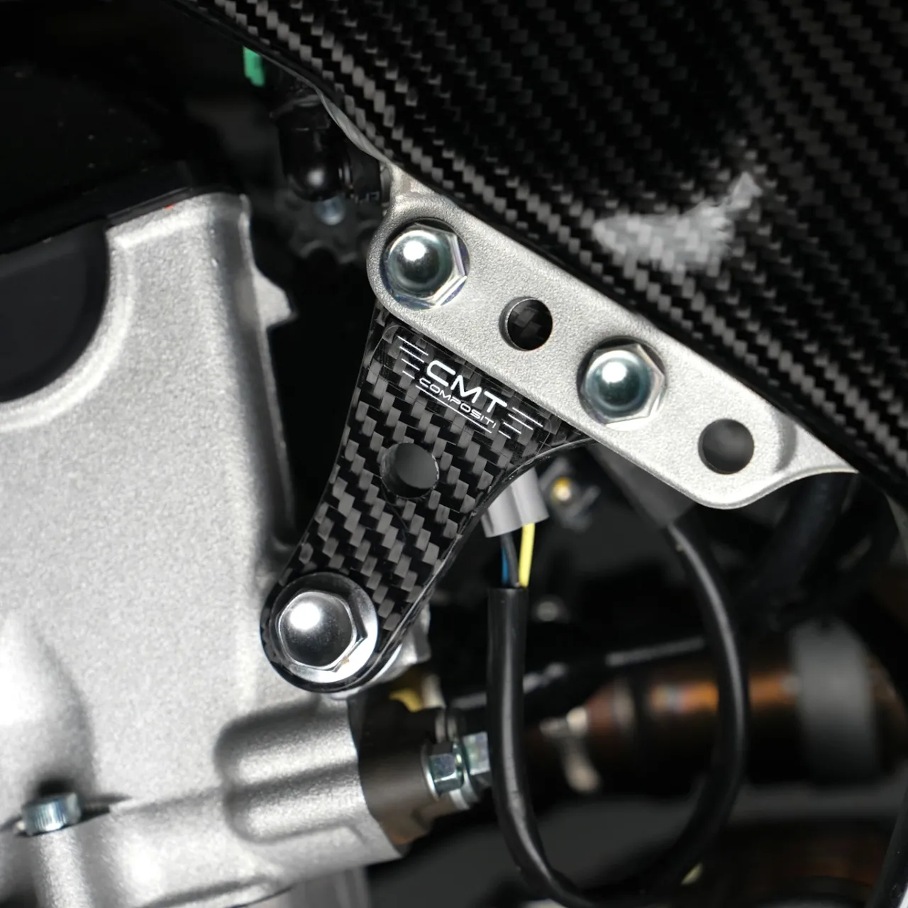 SUPPORTI MOTORE IN CARBONIO      per KAWASAKI KX 250 X      2025-000794